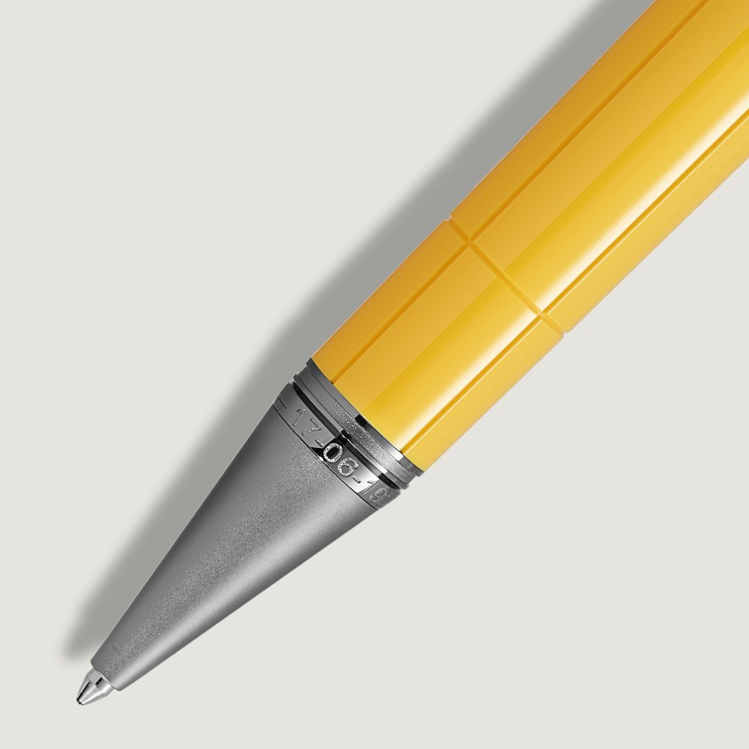 Stylo-bille Great Characters Enzo Ferrari Special Edition Giallo Modena - vue 2 Stylo-bille Great Characters Enzo Ferrari Special Edition Giallo Modena - Montblanc (vue 2)
