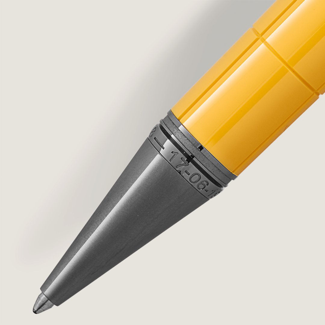 Stylo-bille Great Characters Enzo Ferrari Special Edition Giallo Modena - vue 3 Stylo-bille Great Characters Enzo Ferrari Special Edition Giallo Modena - Montblanc (vue 3)